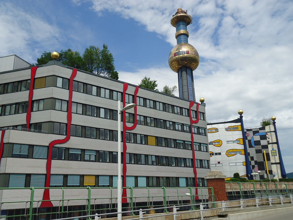A Spitellau, le siège social de l'entreprise d'incinération de Vienne est dû à l'architecte avant-gardiste F. Hundertwasser 