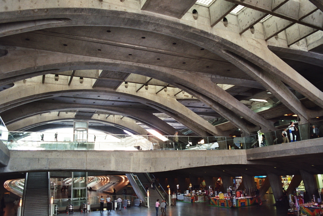 L'entrée et l'intérieur de la gare de l'Orient, face au Parc des Nations, à Lisbonne 