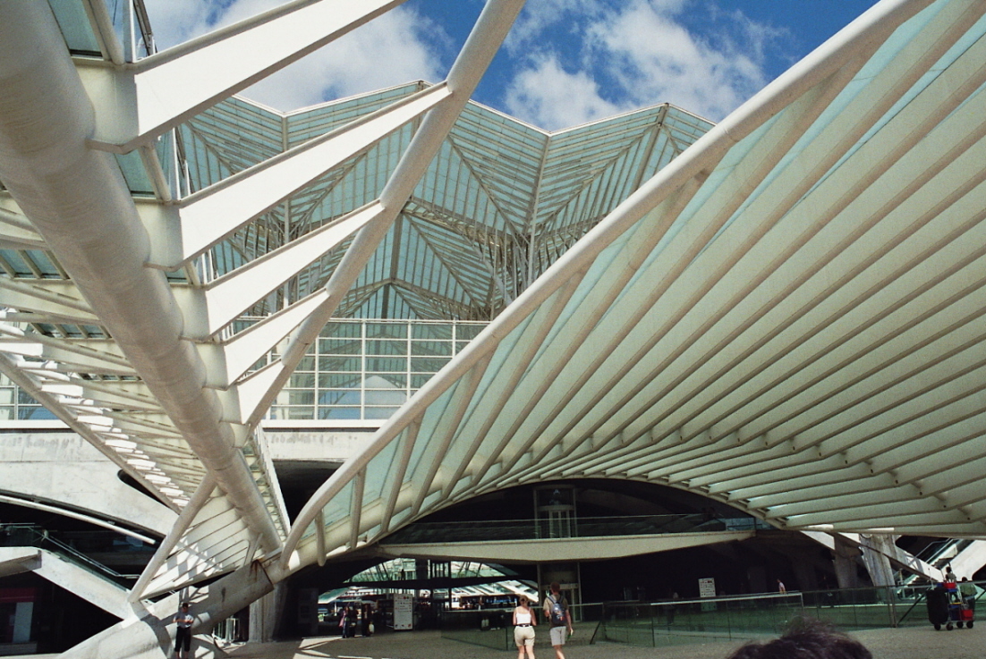 L'entrée et l'intérieur de la gare de l'Orient, face au Parc des Nations, à Lisbonne 
