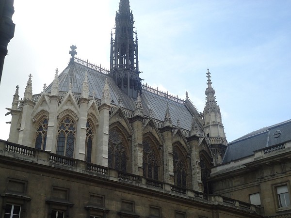 Vues extérieures de la Sainte-Chapelle, qui se trouve dans l'enceinte du palais de justice de Paris 