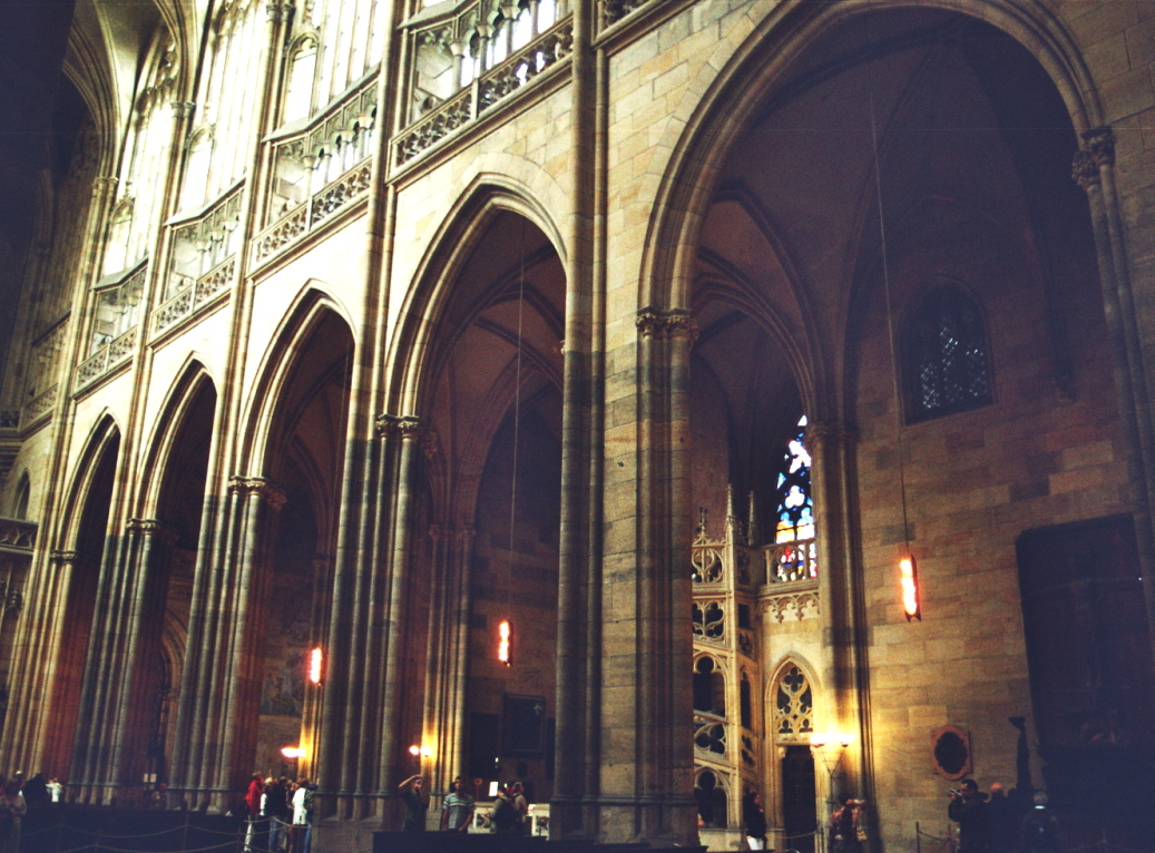 L'intérieur de la cathédrale (gothique) Saint Guy (ou Saint Vith) dans l'enceinte du château de Prague 