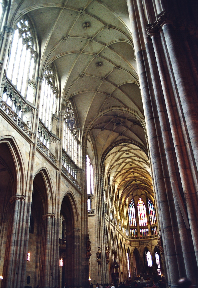 La nef et les voûtes de la cathédrale Saint Guy 