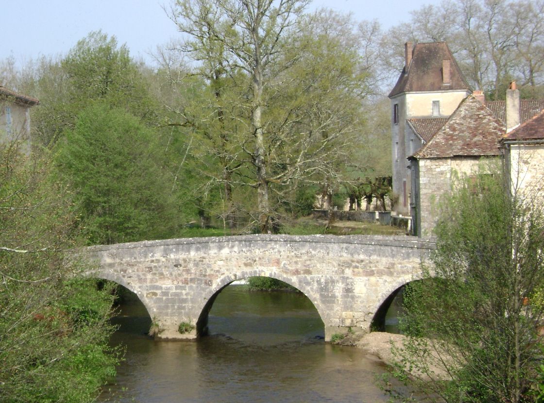 Le vieux pont (aujourd'hui piétonnier) sur la Cole, à Saint-Jean-de-Cole (Dordogne) 