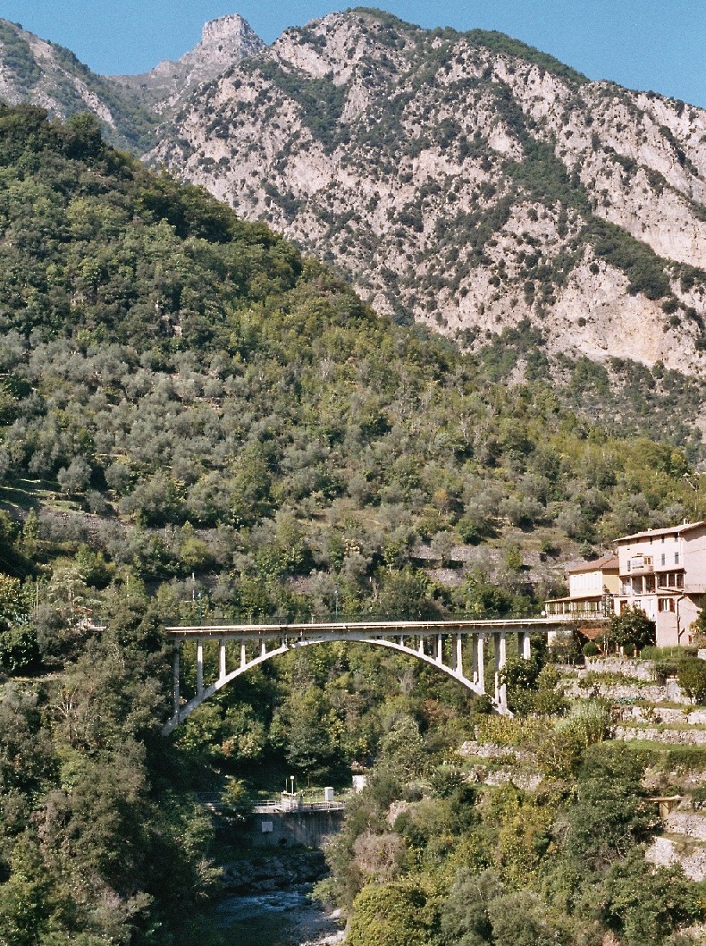 Saint-Jean-la-Rivière, dans les gorges de la Vésubie, et son pont en arc 