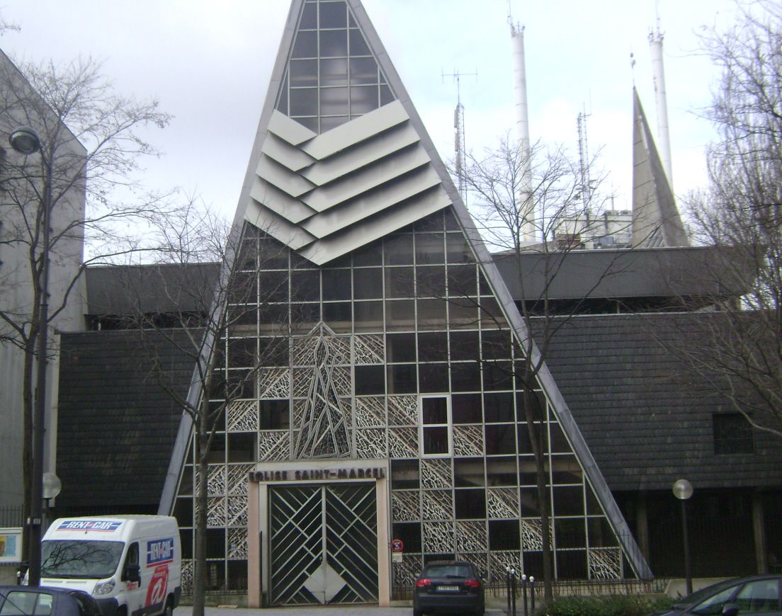 La façade de l'église Saint-Marcel, avenue de l'Hôpital (Paris 13e) 