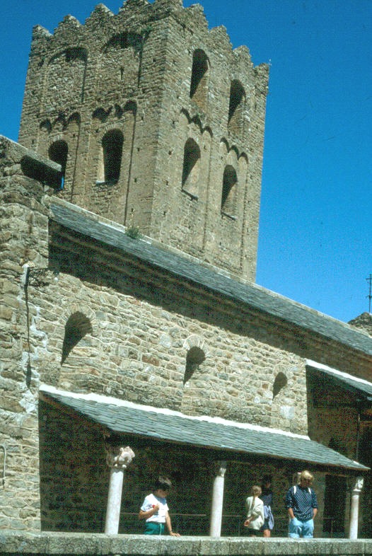 La tour romane de l'église abbatiale de Saint-Martin-du-Canigou (Pyrénées orientales) 