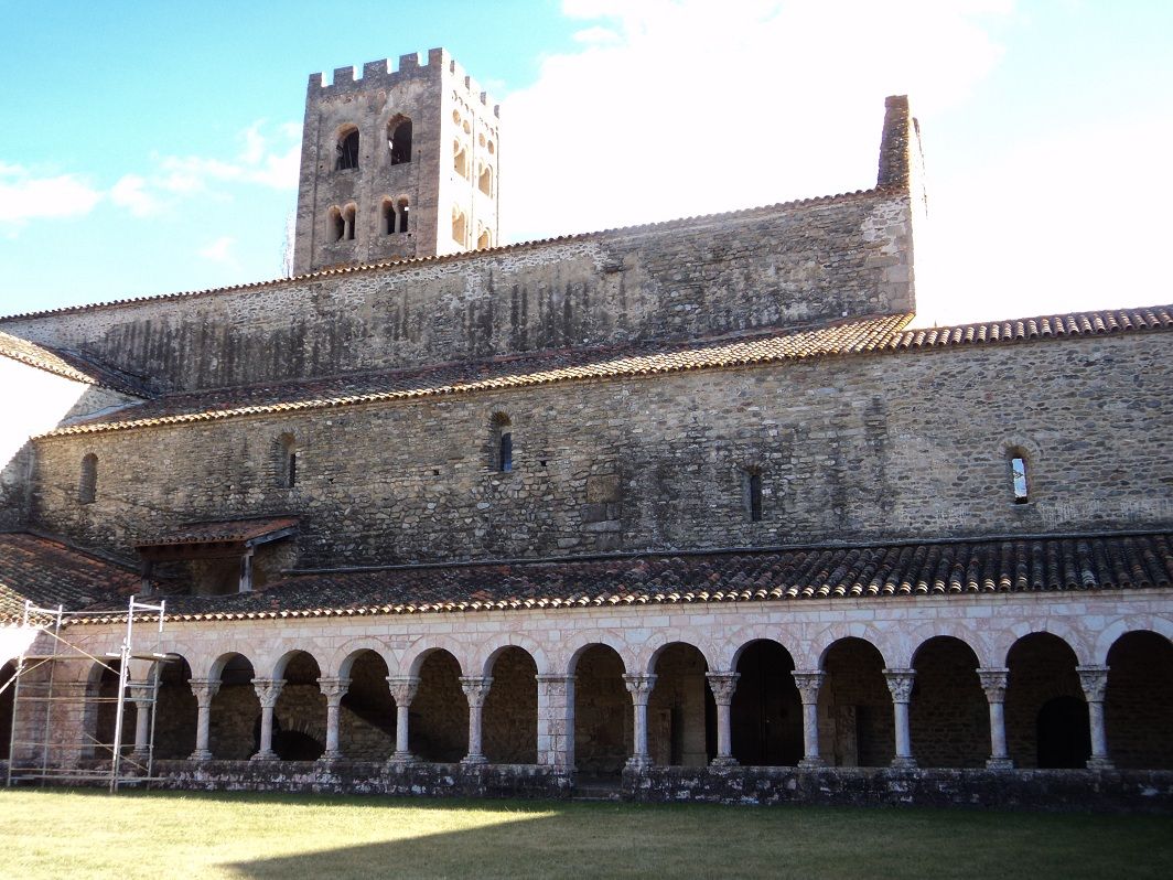 Le cloître de l'abbaye romane Saint-Michel-de-Cuxa (Pyrénées-Orientales) 
