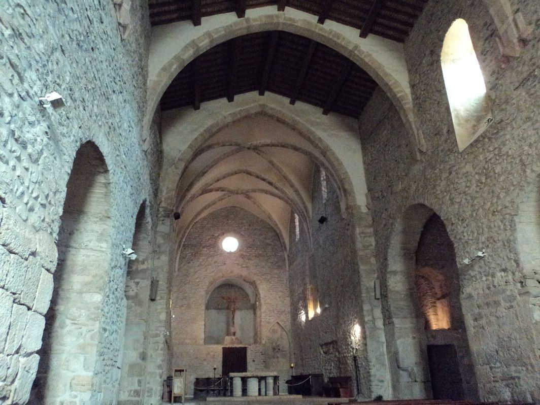 L'intérieur de l'église abbatiale de Saint-Michel-de-Cuxa 