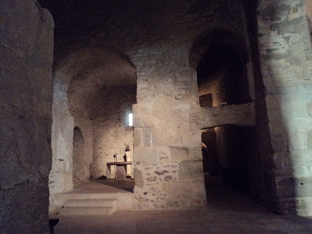 L'intérieur de l'église abbatiale de Saint-Michel-de-Cuxa 