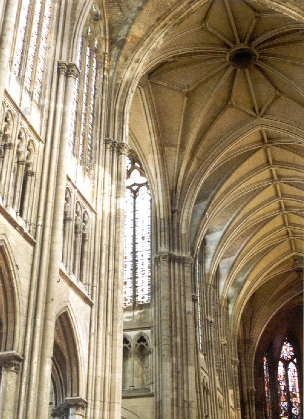 Voûtes et piliers de la nef centrale de la basilique de Saint-Quentin (Aisne) 