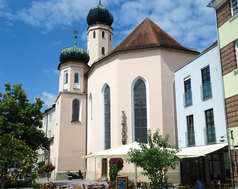 L'église (baroque) des Jésuites, sur la Leopoldplatz de Straubing (Bavière) 