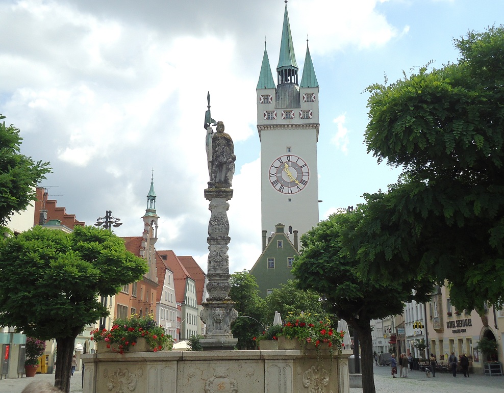Le beffroi de la ville de Straubing, entre la Theresienplatiz et la Leopoldplatz 