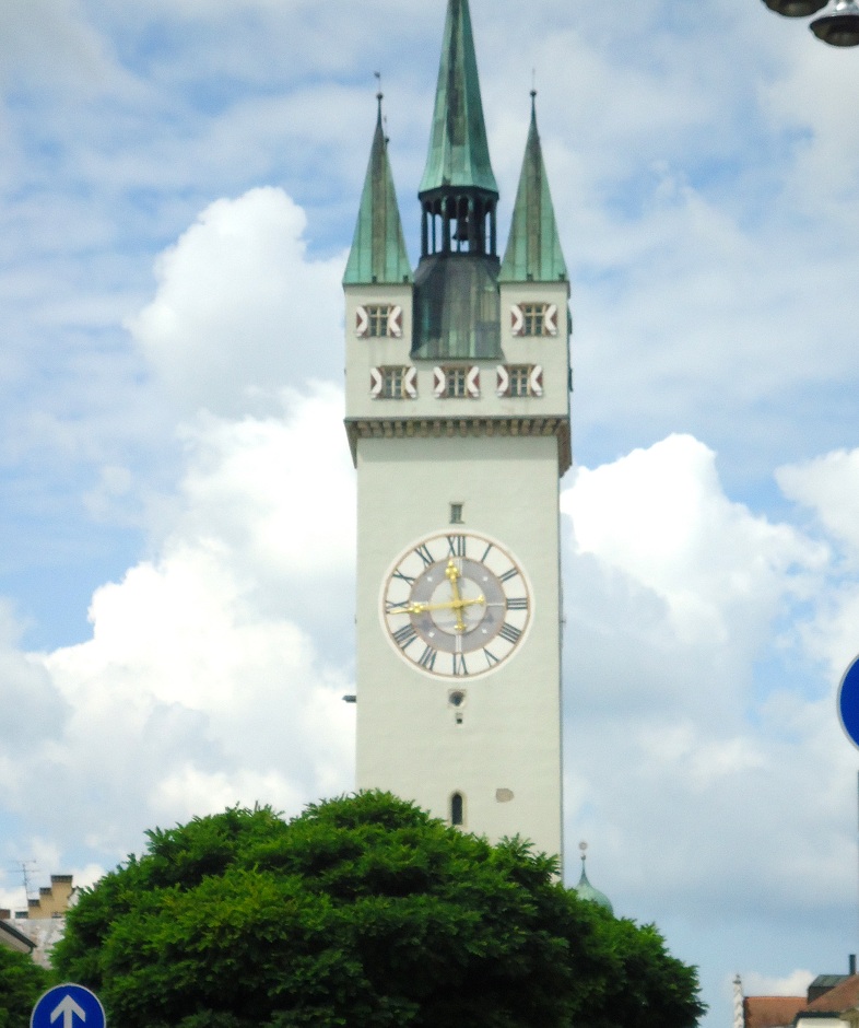Le beffroi de la ville de Straubing, entre la Theresienplatiz et la Leopoldplatz 
