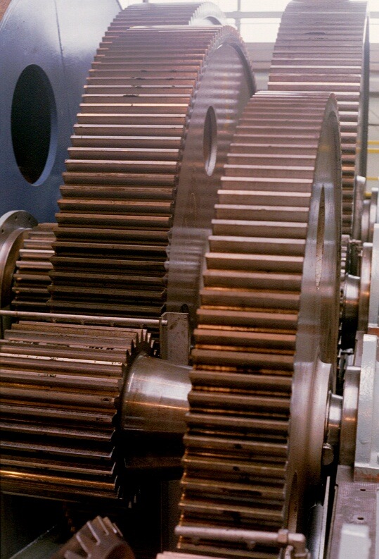 Les roues dentées à l'intérieur d'un réducteur petite vitesse (à l'entretien) dans la salle des machines de l'ascenseur de Strépy-Thieu 
