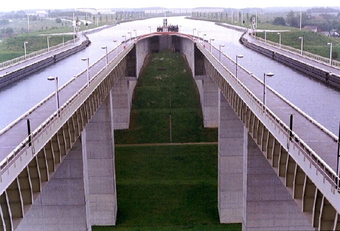 Le double pont-canal à l'amont de l'ascenseur, vu de la salle de contrôle 