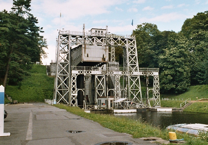 L'ascenseur hydraulique n° 3, sur l'ancien canal du Centre à 300 t., à Strépy-Bracquegnies (commune de La Louvière) 