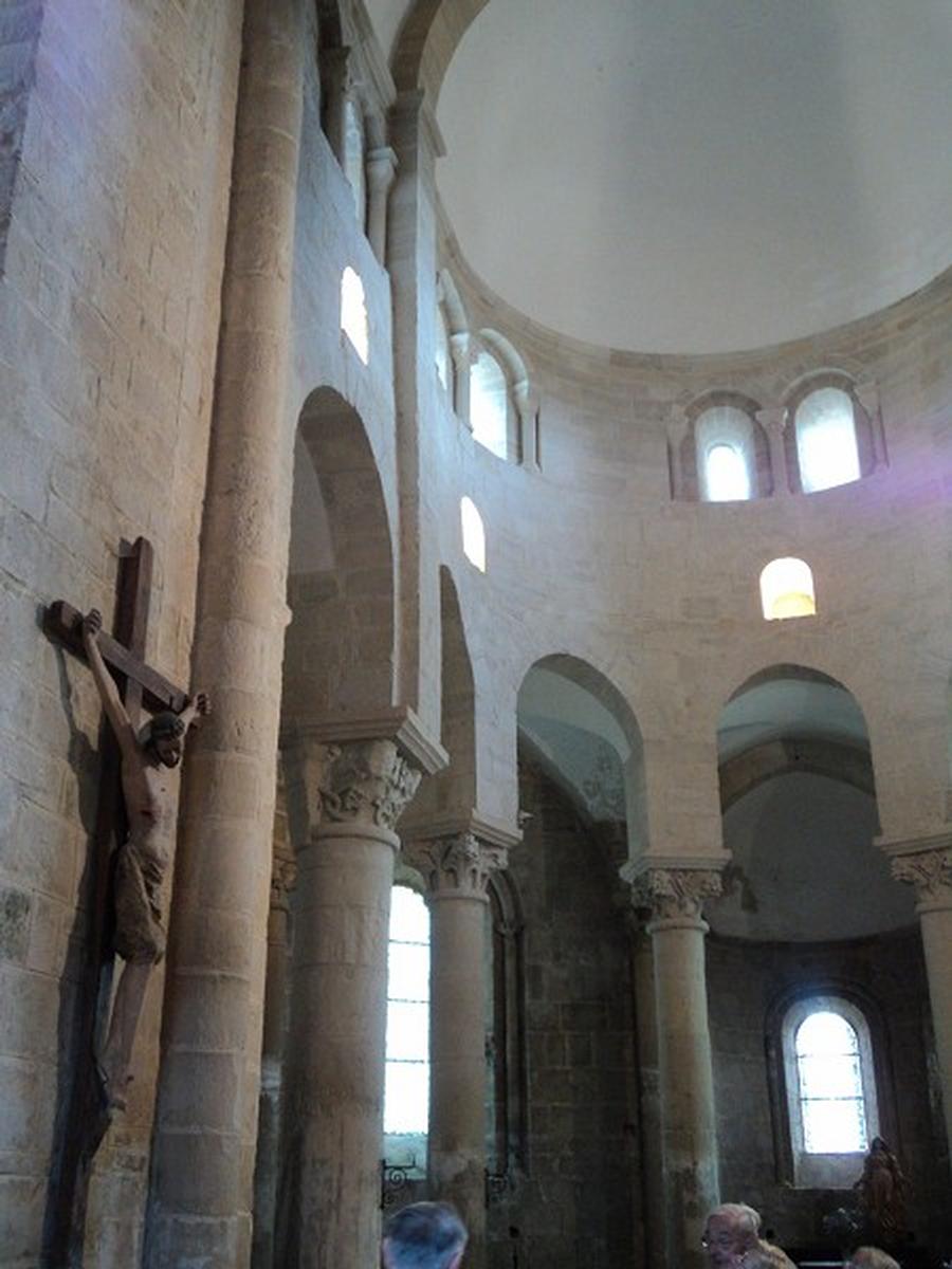 L'église romane Saint Robert, à St-Robert (Corrèze) 