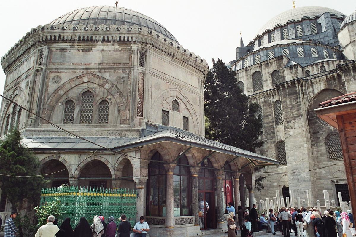 Le tombeau de Soliman le Magnifique et la cour intérieure de la mosquée de Soliman (Suleymanie Camii) à Istanbul 