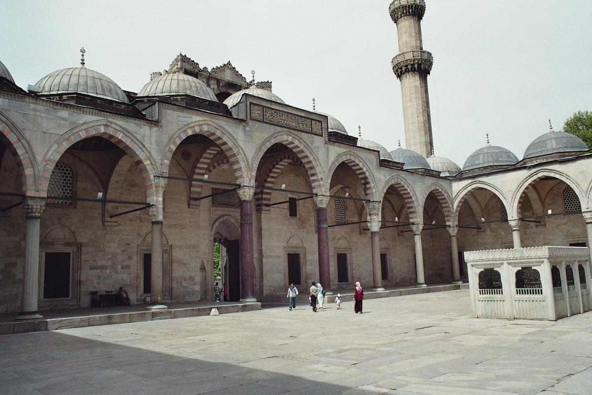 Le tombeau de Soliman le Magnifique et la cour intérieure de la mosquée de Soliman (Suleymanie Camii) à Istanbul 
