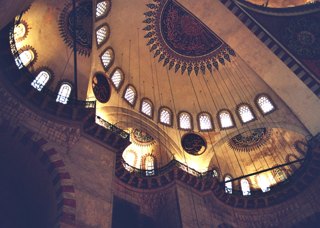 La coupole et l'intérieur de la mosquée de Soliman le Magnifique (Suleymanie Camii), la plus vaste d'Istanbul après Sainte Sophie 