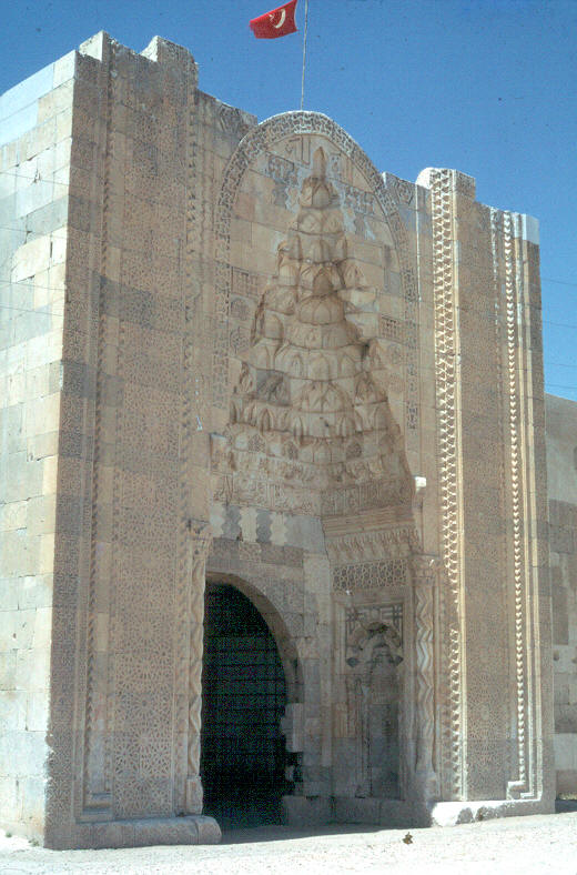 La porte d'entrée du caravansérail de Sultanhani en Turquie 