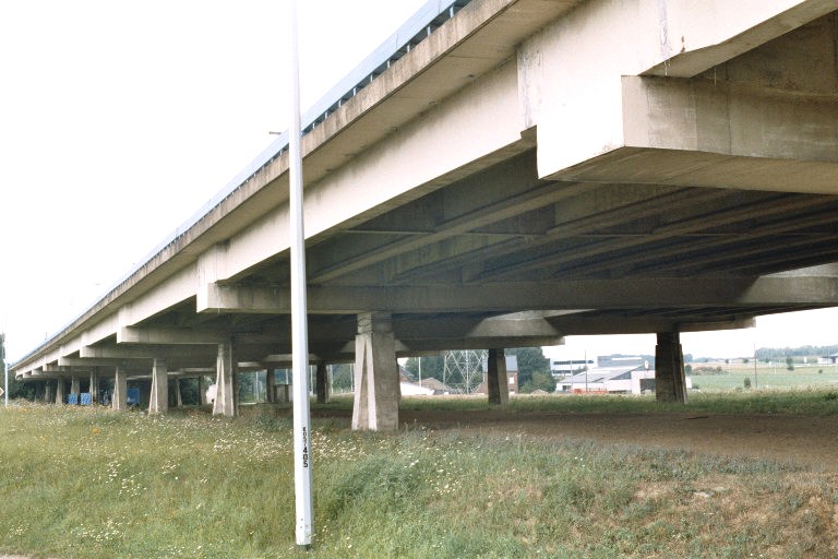 Le viaduc de Temploux, par lequel l'autoroute E42 enjambe la N93 (Namur-Nivelles) et la N912 (Jemeppe-Eghezée) 