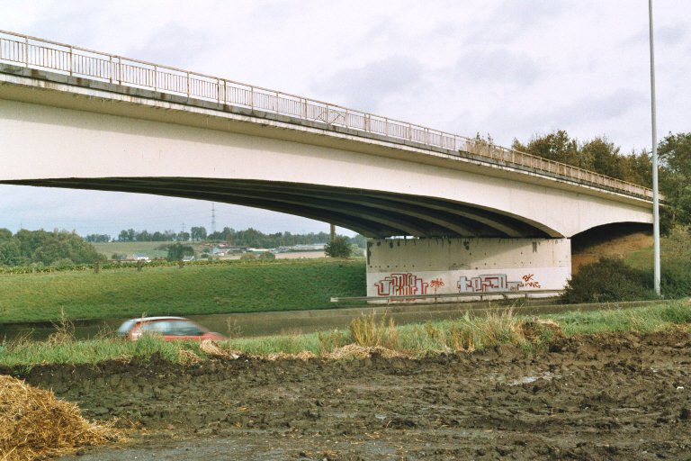 Le pont de la rue de Rhisnes sur l'E42 à Temploux (commune de Namur), en béton précontraint 