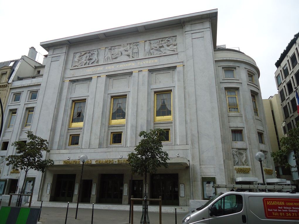 La façade du Théâtre des Champs-Elysées, avenue Montaigne 