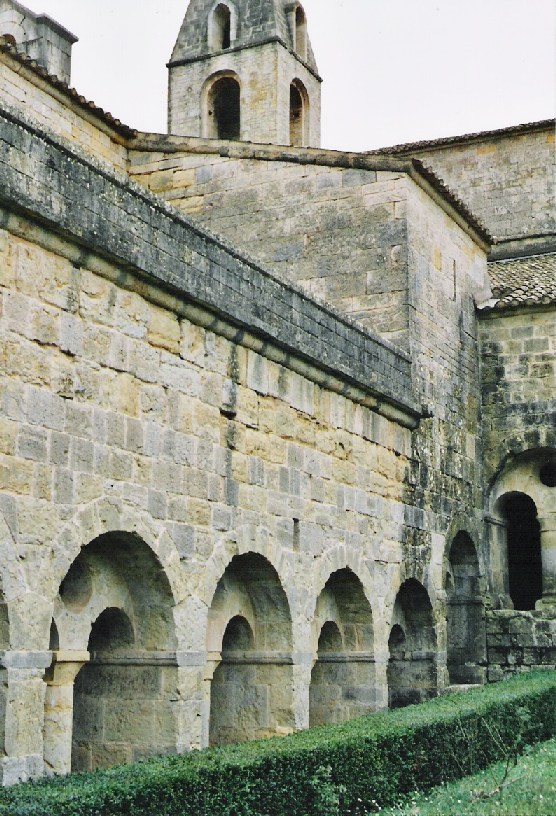 Le cloître de l'abbaye (cistercienne) du Thoronet (Var) 