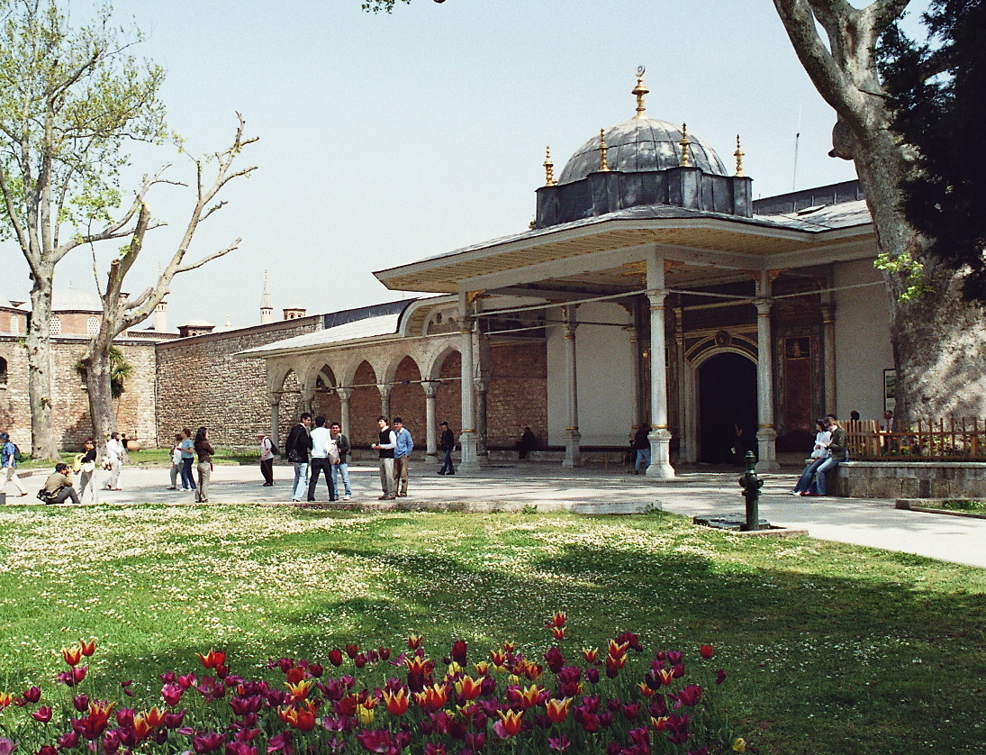 Le Bab-I-Saadet (porte de la Félicité) permet de passer de la cour des Cérémonies à la 3e cour du palais de Topkapi à Istanbul 