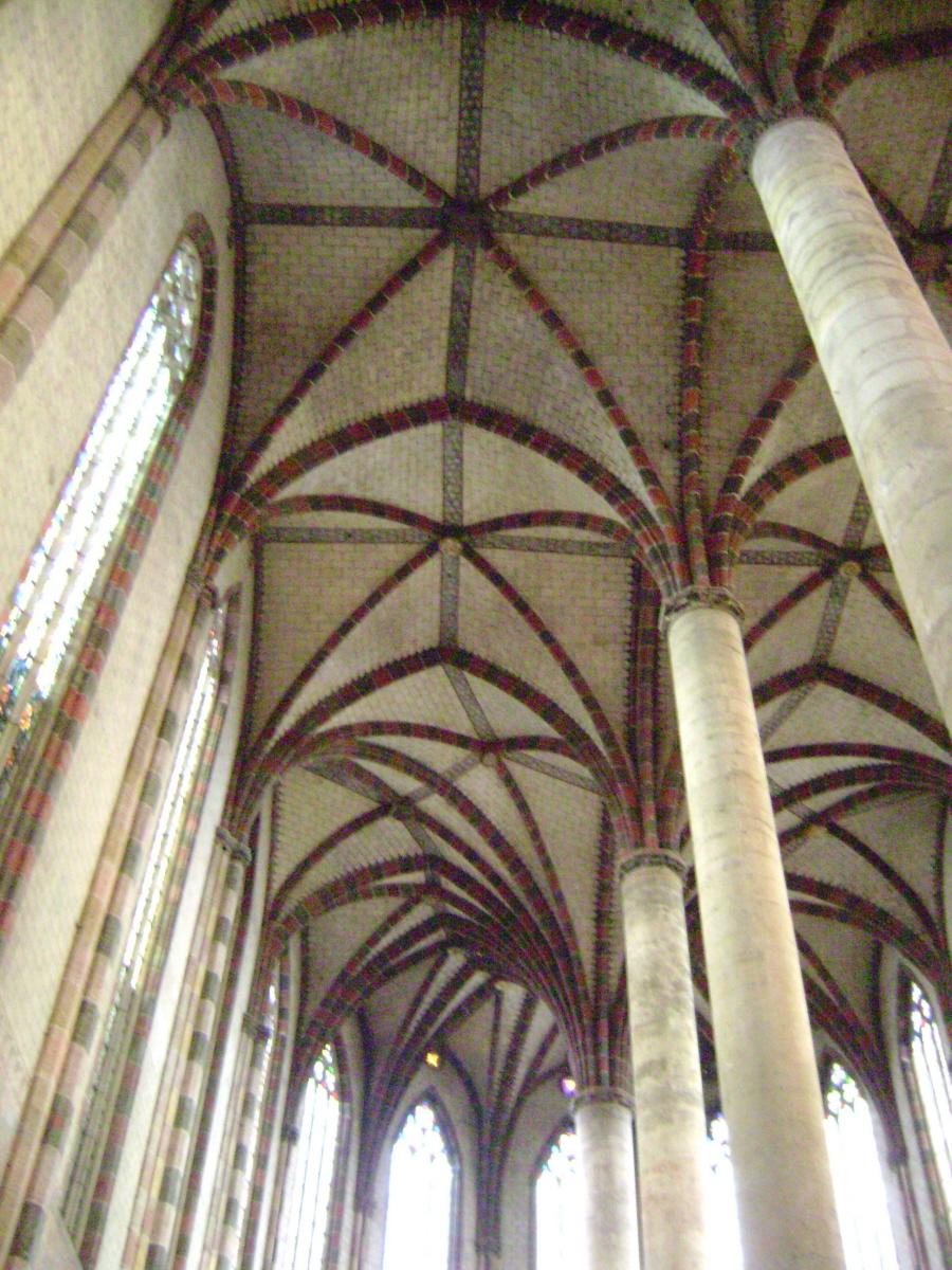 L'intérieur (à deux nefs) et les voûtes (gothiques) de l'église du couvent des Jacobins à Toulouse 