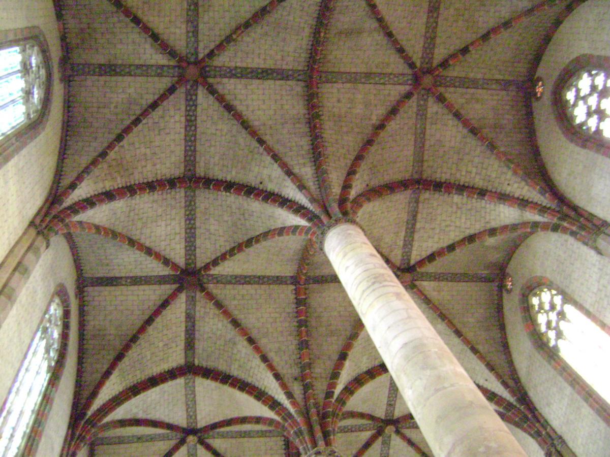 L'intérieur (à deux nefs) et les voûtes (gothiques) de l'église du couvent des Jacobins à Toulouse 