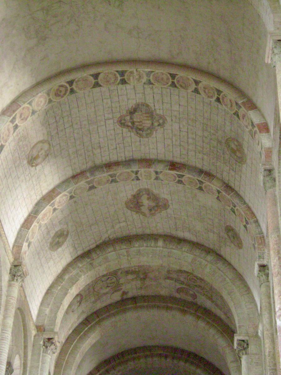 L'intérieur et les voûtes romanes de la basilique Saint Sernin 