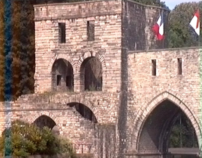 Fiche média no. 36690 La tour du Bourdiel, sur la rive gauche de l'Escaut, fait partie du pont des Trous, construit de 1281 à 1330 comme partie de la 2e enceinte de la ville de Tournai (Hainaut)