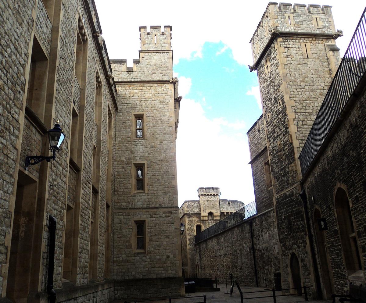 La tour Bowyer (à droite) occupe la partie nord de l'enceinte extérieure de la tour de Londres 