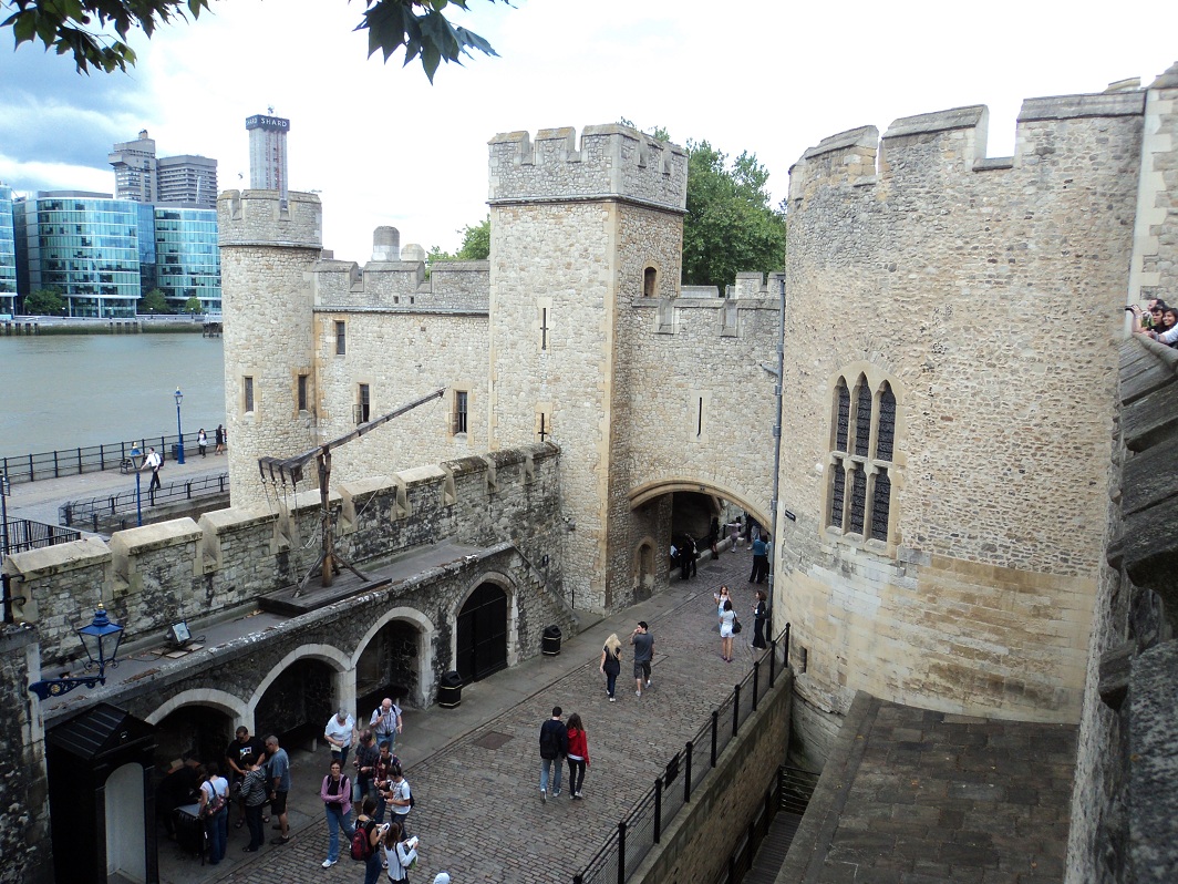 La tour Saint-Thomas occupe la partie centrale de l'enceinte sud de la tour de Londres, face à la Tamise 