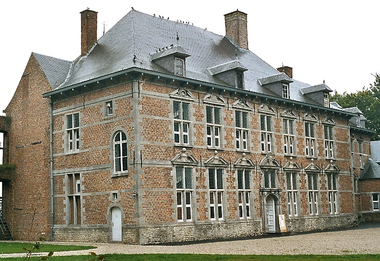 Château de Trazegnies L'aile ouest du château de Trazegnies (commune de Courcelles), date du 17e siècle, mais s'élève sur des caves voûtées des 13e-14e siècles