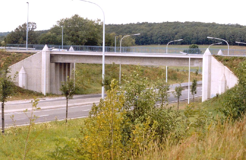 Pont de Tromcourt auf der N5 an der Einfahrt zu Mariembourg (Stadt Couvin):Ersatzneubau mit Dekoration der vorherigen Brücke beibehalten Pont de Tromcourt auf der N5 an der Einfahrt zu Mariembourg (Stadt Couvin): Ersatzneubau mit Dekoration der vorherigen Brücke beibehalten