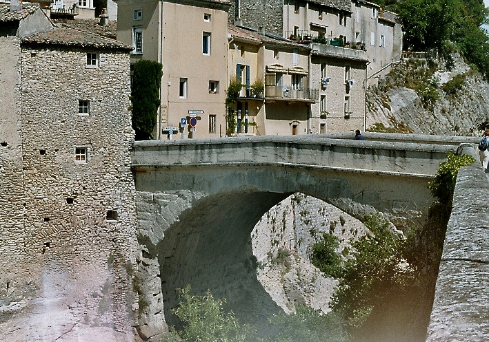 Le pont romain de Vaison-la-Romaine. Le parapet a été restauré en 1994 suite aux inondations de septembre 1992 