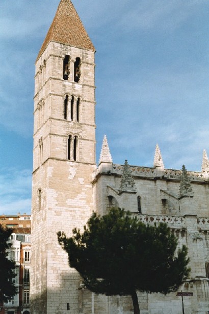 La tour romane de l'église Santa Maria de la Antigua à Valladolid 