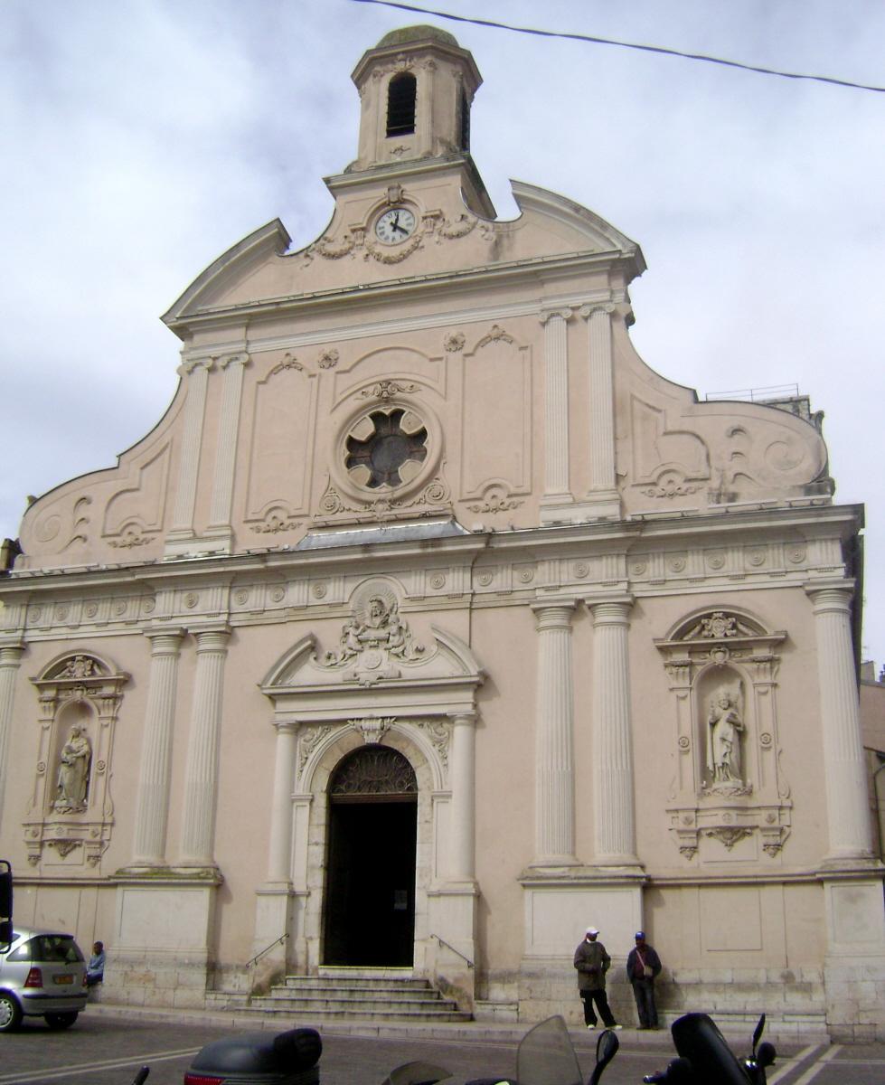 La façade de l'église Sainte-Anne et Saint-Martin à Vallauris 