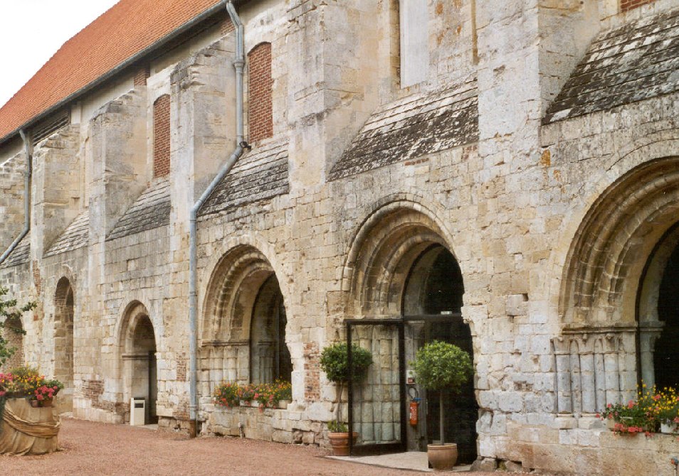 Fiche média no. 20499 La salle capitulaire (ou salle du Chapitre) de l'abbaye cistercienne de Vaucelles, fondée en août 1132 (commune de Les Rues-des-Vignes, département du Nord). La salle capitulaire a été achevée en 1175, c'est la plus grande en Europe