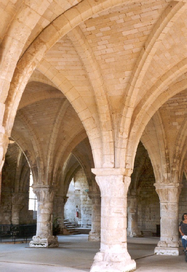 Fiche média no. 20501 La salle des moines de l'abbaye cistercienne de Vaucelles (commune de Les Rues-des-Vignes): elle est divisée en 2 rangées de 5 colonnes formant 18 voûtes en croisée d'ogives