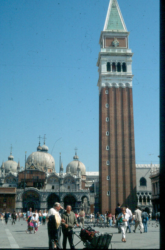 Le campanile de la Piazza San Marco à Venise, haut de 98 m Reconstruit à l'identique après son effondrement en 1902