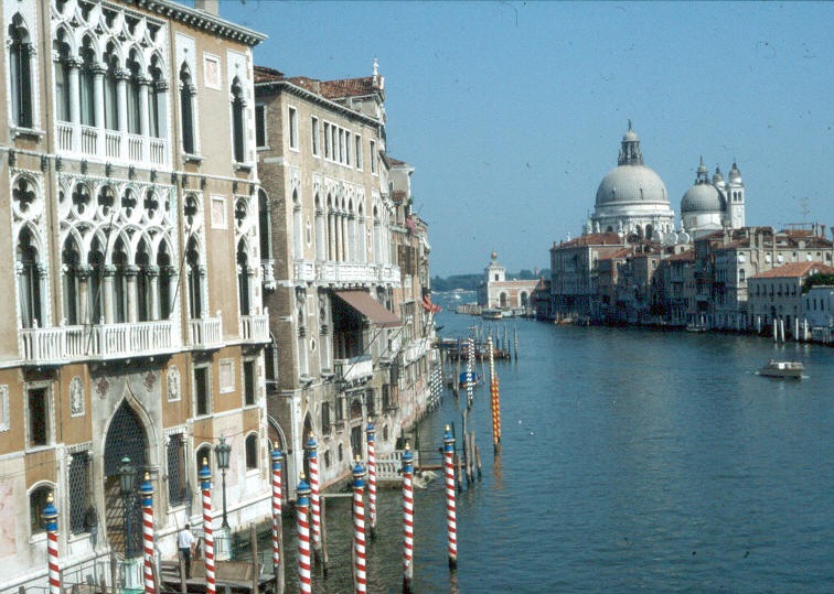 Fiche média no. 41023 Venise. A gauche, le palais Cavalli-Franchetti, dans les tyle ogival du 15e siècle (restauré au 19e), et, au fond, l'église Santa Maria della Salute