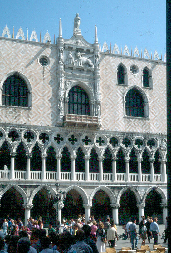 Detail der Gotischen Fassade des Dogenpalastes in Venedig 