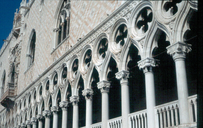 La façade (gothique) du palais des doges à Venise 