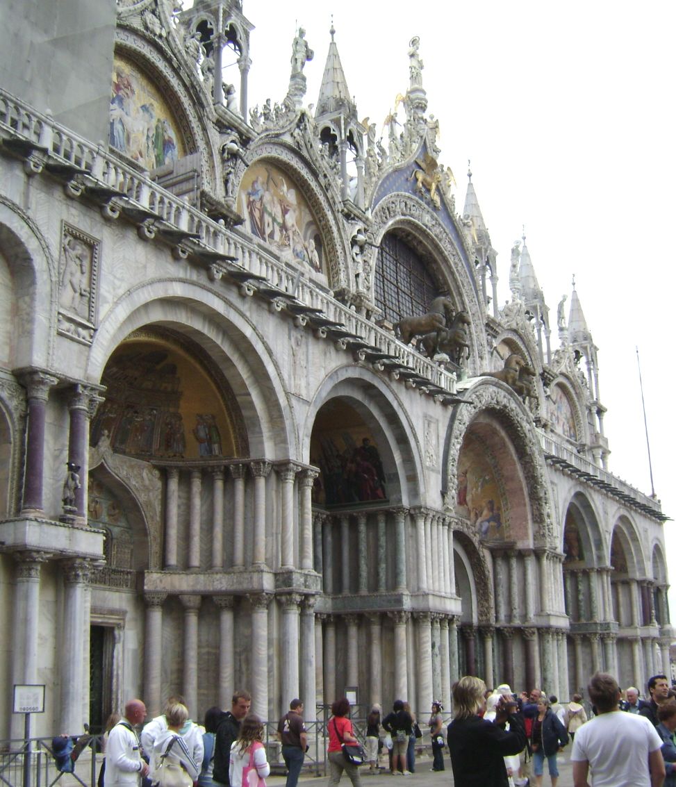 La façade et le côté nord de la basilique Saint Marc à Venise 