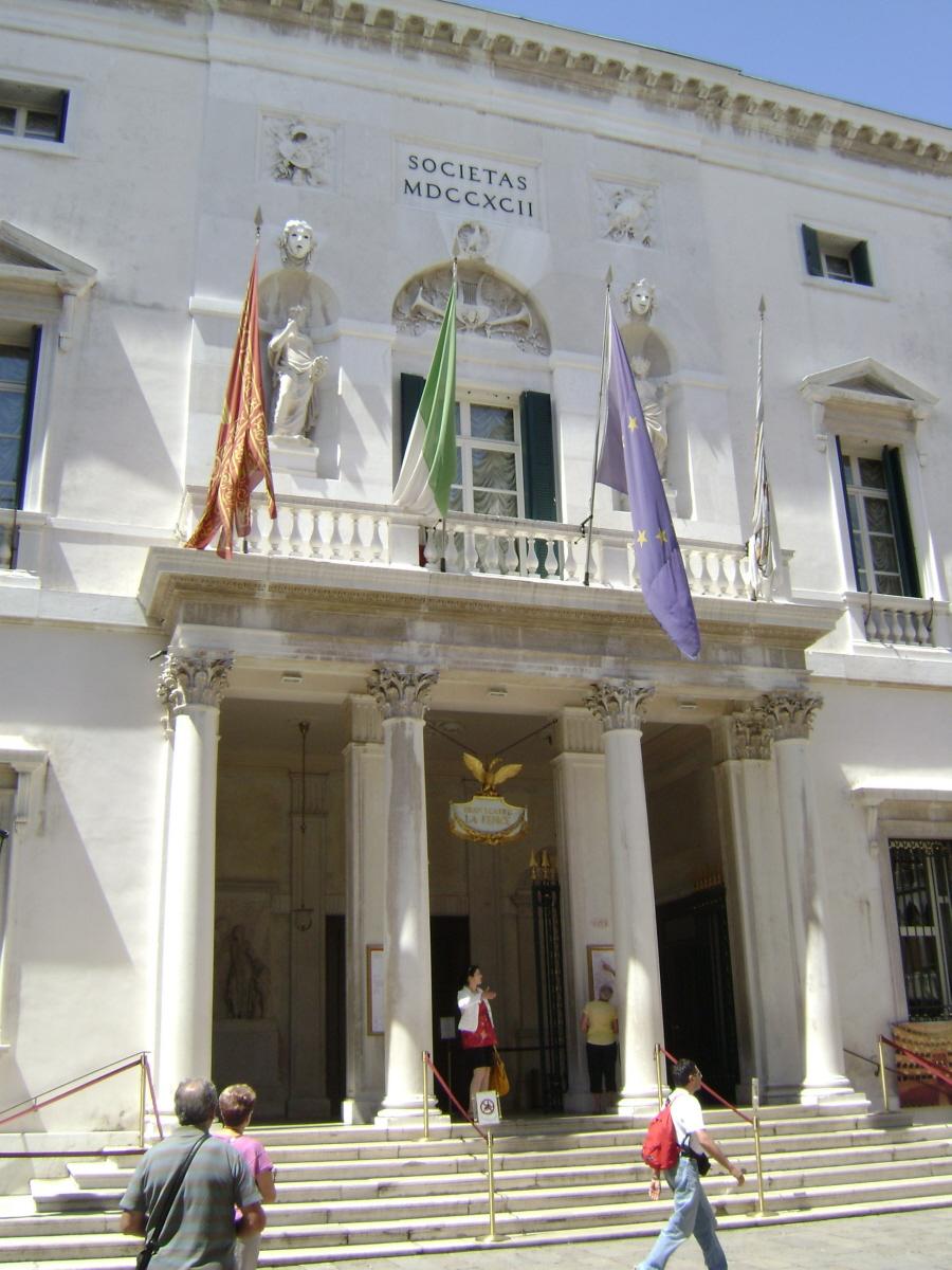 La façade du théâtre de la Fenice à Venise 