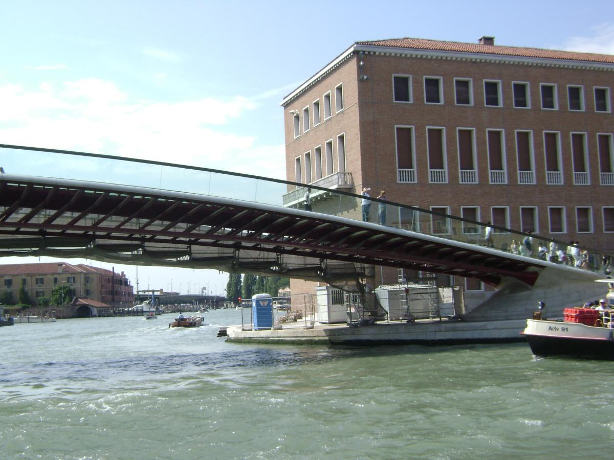 Le nouveau pont de la Constitution, à côté de la piazza Roma, à Venise 